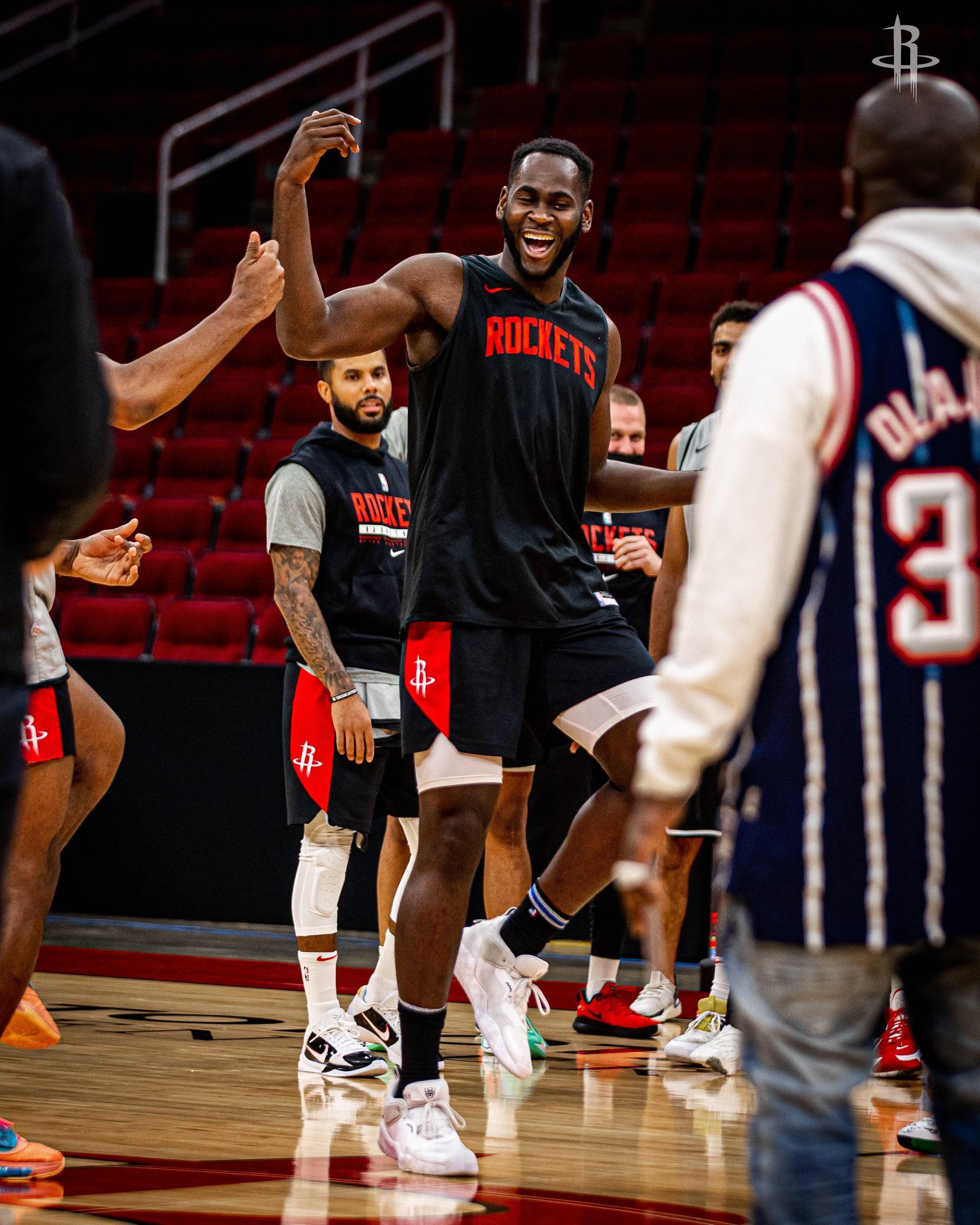 MK体育入口-休斯敦火箭训练开放日，清晨再遭质疑引欢呼，法国杯在即，纪律约束更严格(休斯顿火箭最新消息)